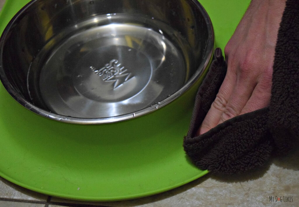 Messy Mutts silicone feeders are easily cleanable - They can be wiped down with a cloth or put in the dishwasher.